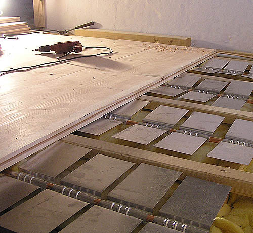 janssen-fussbodenheizung im trockenaufbau unter einem dinesen-holzdielenboden
